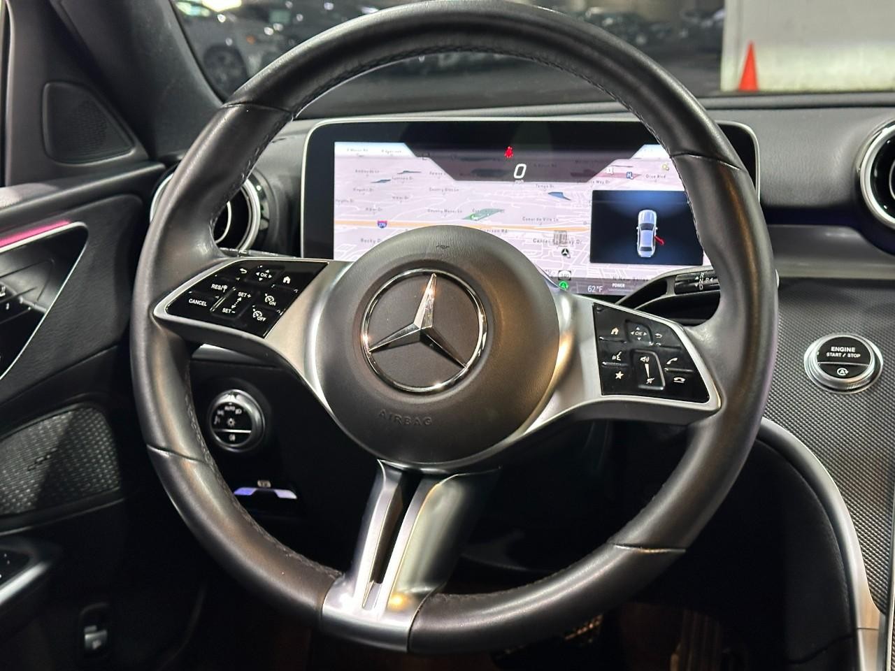 Mercedes-Benz C-Class Vehicle Full-screen Gallery Image 16