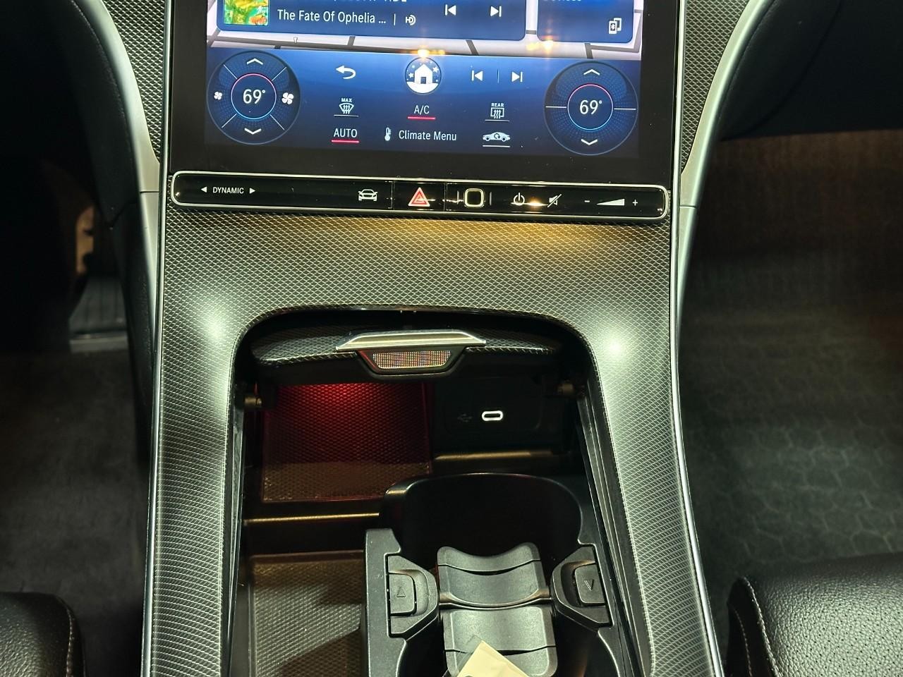 Mercedes-Benz C-Class Vehicle Full-screen Gallery Image 18