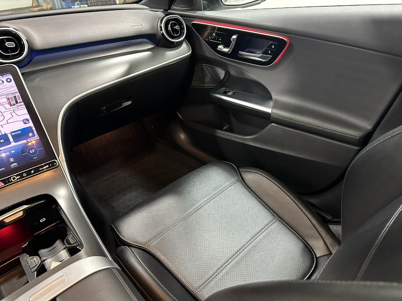 Mercedes-Benz C-Class Vehicle Full-screen Gallery Image 19