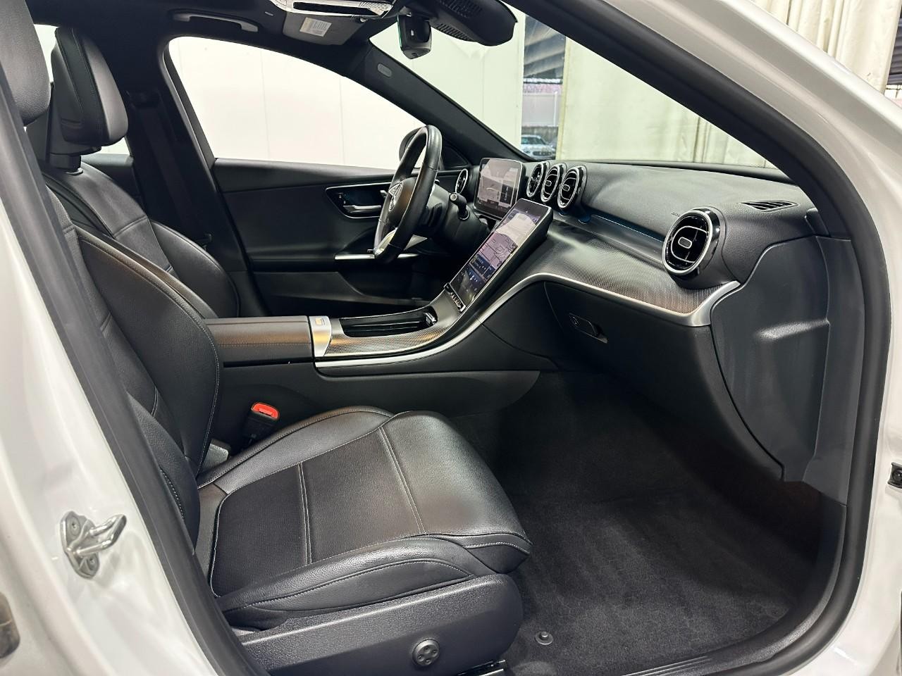 Mercedes-Benz C-Class Vehicle Full-screen Gallery Image 20