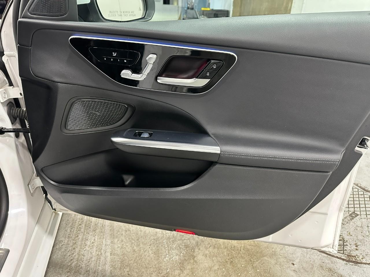 Mercedes-Benz C-Class Vehicle Full-screen Gallery Image 21