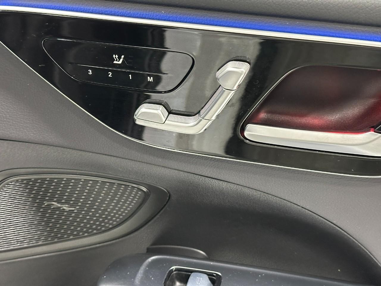 Mercedes-Benz C-Class Vehicle Full-screen Gallery Image 22