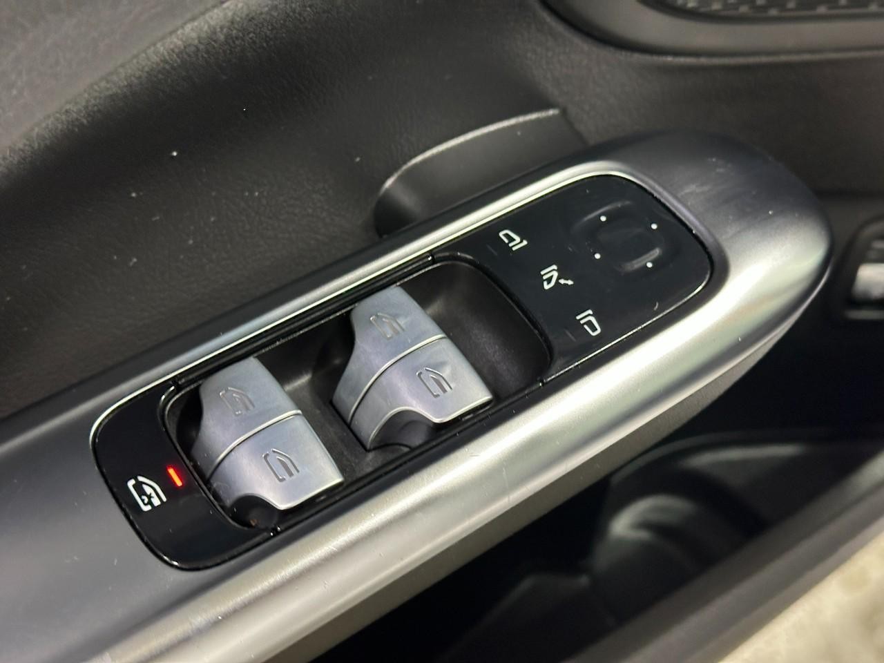 Mercedes-Benz C-Class Vehicle Full-screen Gallery Image 23