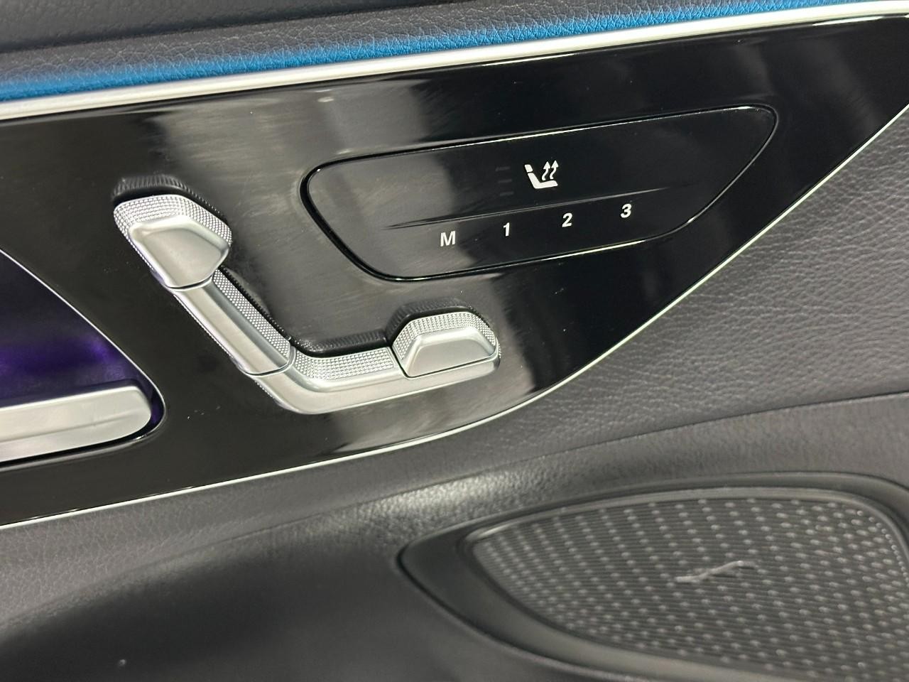 Mercedes-Benz C-Class Vehicle Full-screen Gallery Image 24