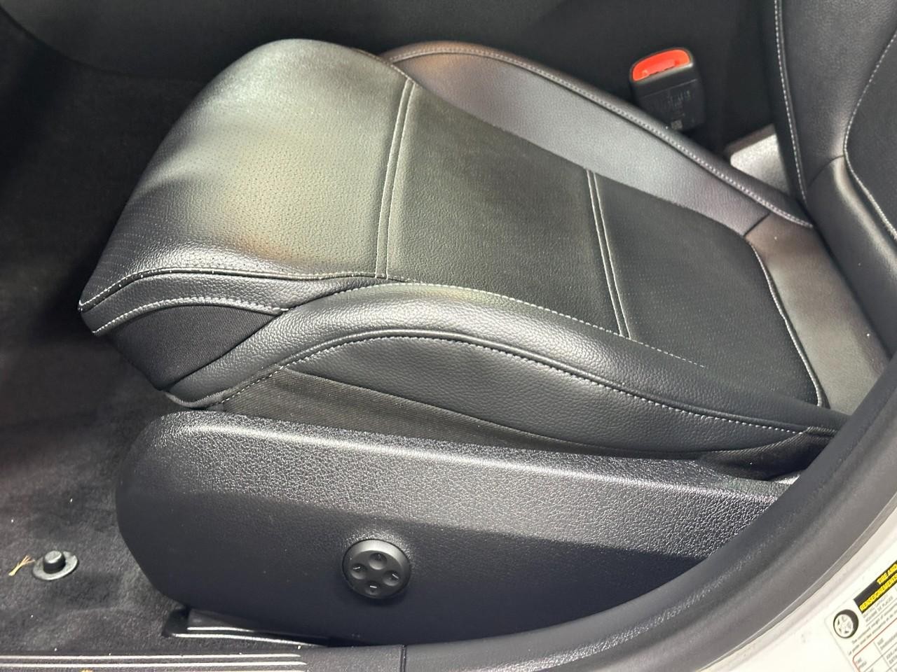 Mercedes-Benz C-Class Vehicle Full-screen Gallery Image 25