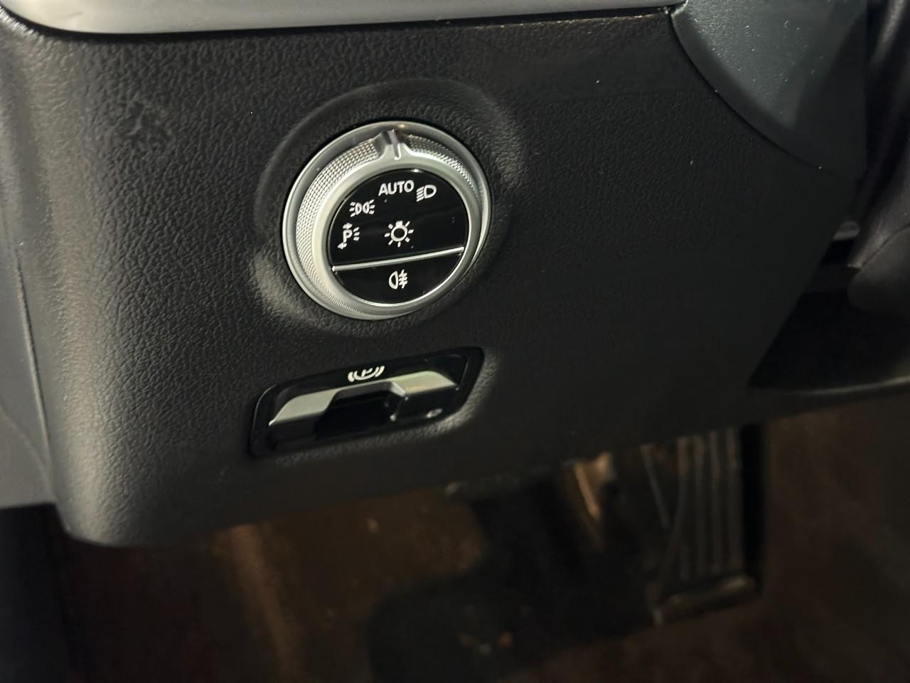 Mercedes-Benz C-Class Vehicle Full-screen Gallery Image 26