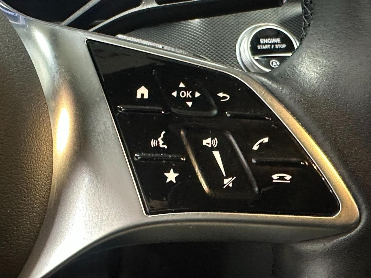 Mercedes-Benz C-Class Vehicle Full-screen Gallery Image 28