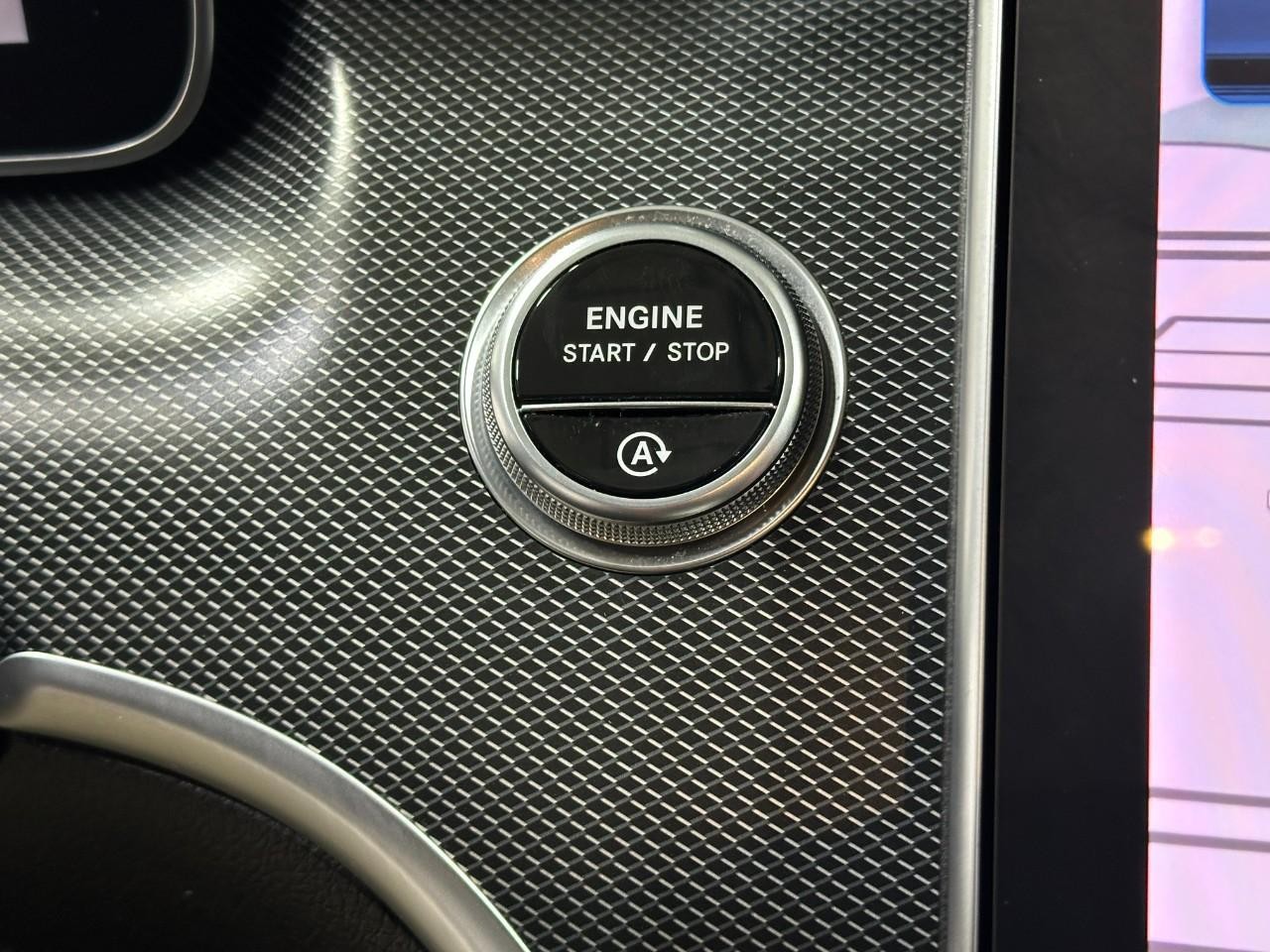 Mercedes-Benz C-Class Vehicle Full-screen Gallery Image 32