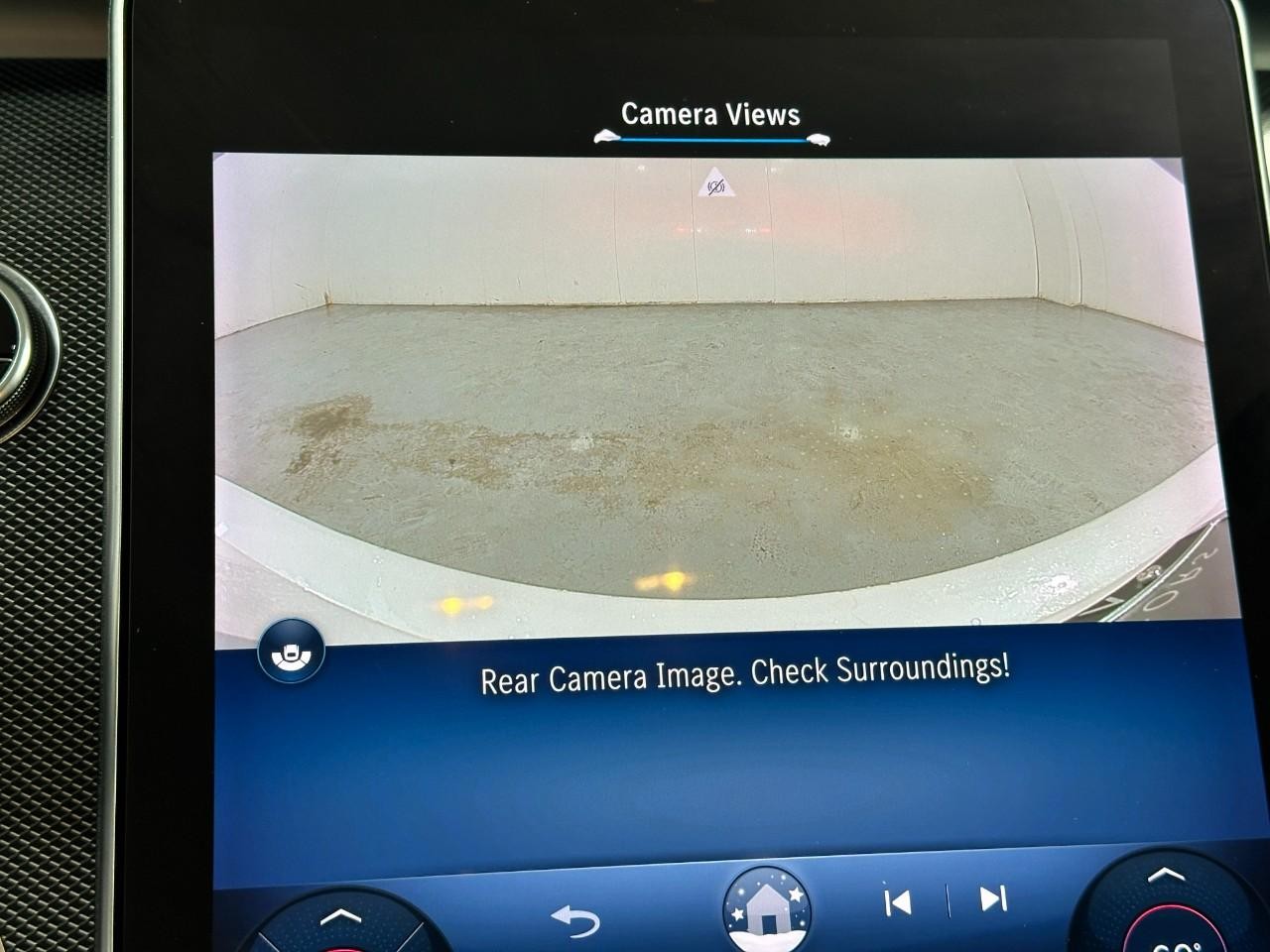 Mercedes-Benz C-Class Vehicle Full-screen Gallery Image 33