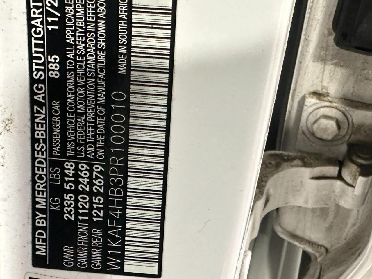 Mercedes-Benz C-Class Vehicle Full-screen Gallery Image 34