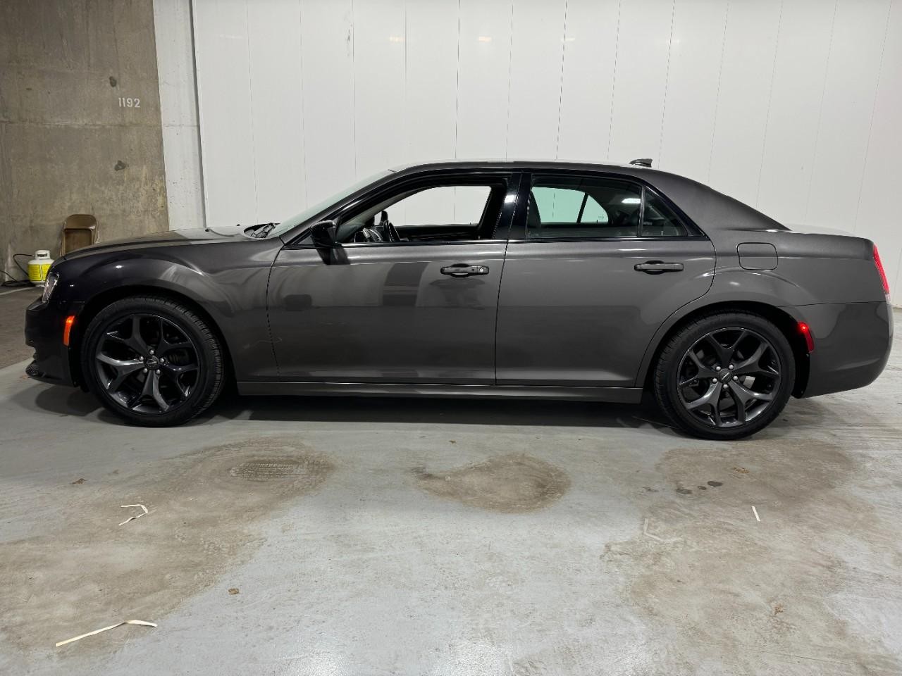 Chrysler 300 Vehicle Full-screen Gallery Image 02