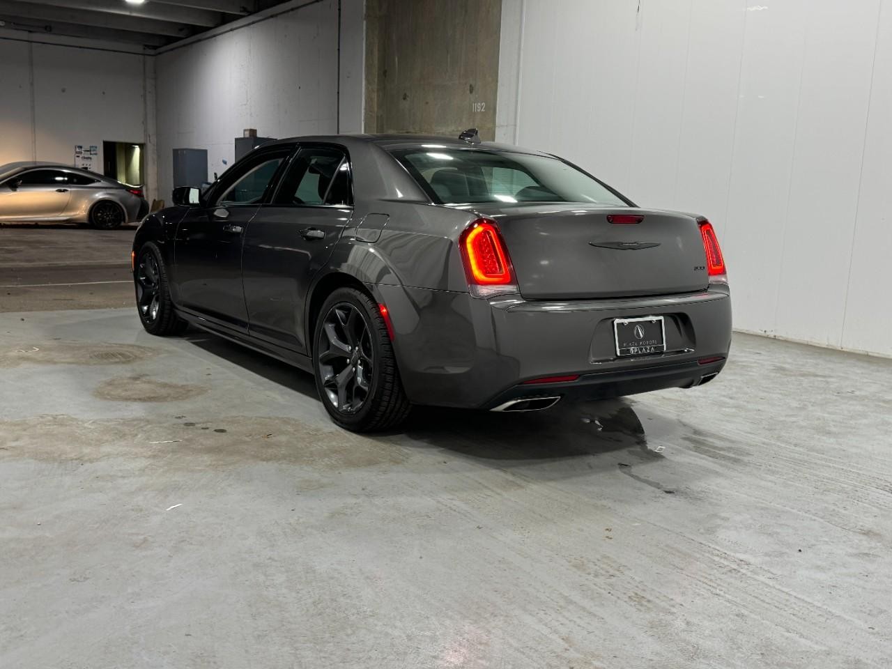 Chrysler 300 Vehicle Full-screen Gallery Image 03