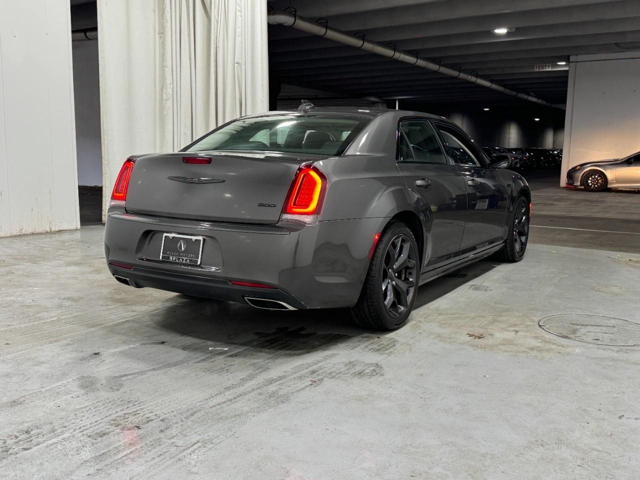 Chrysler 300 Vehicle Full-screen Gallery Image 04