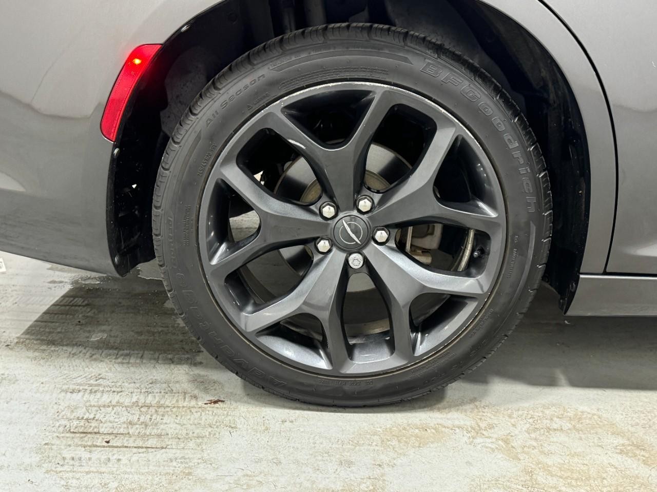 Chrysler 300 Vehicle Full-screen Gallery Image 05