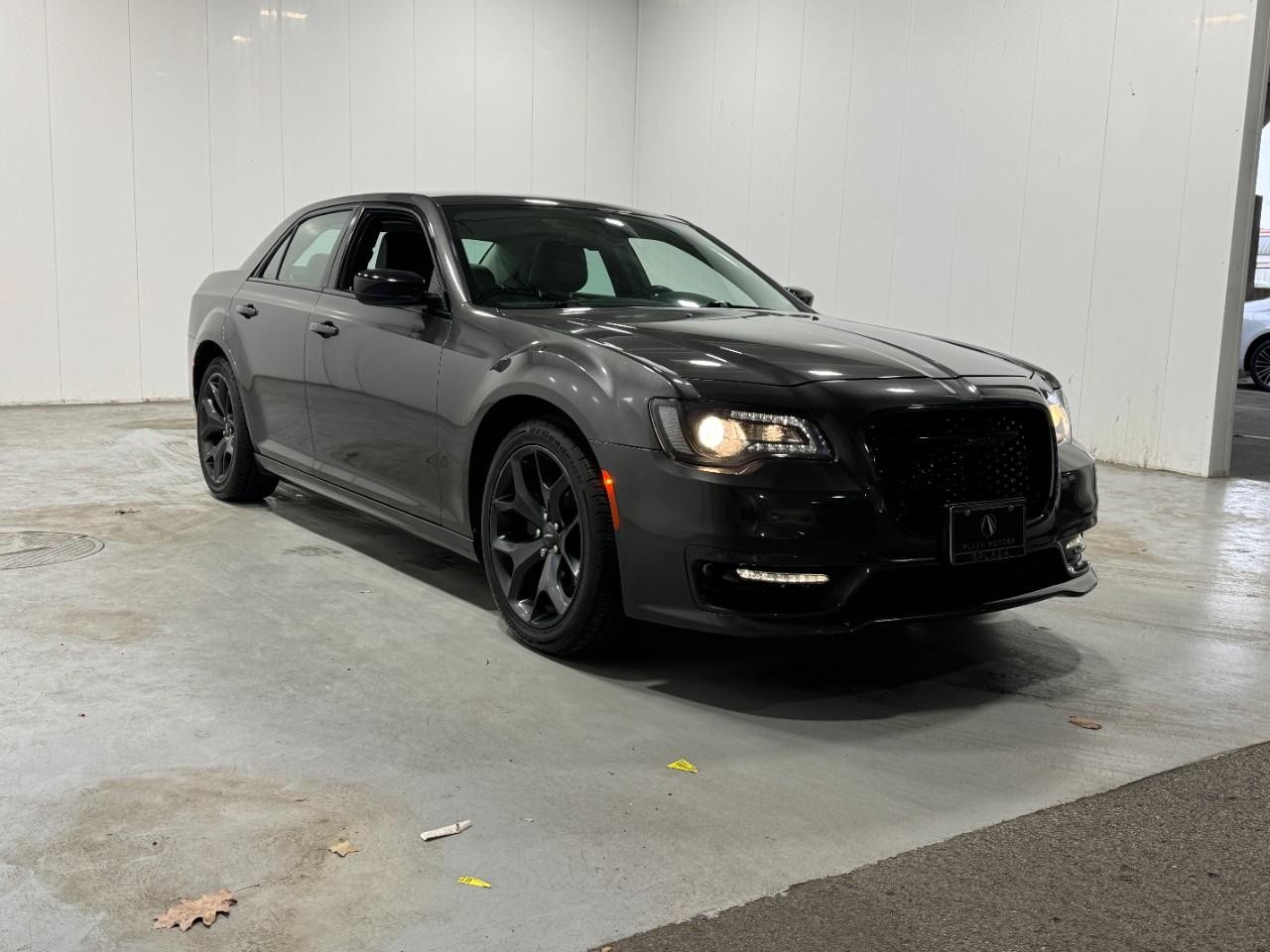 Chrysler 300 Vehicle Full-screen Gallery Image 06