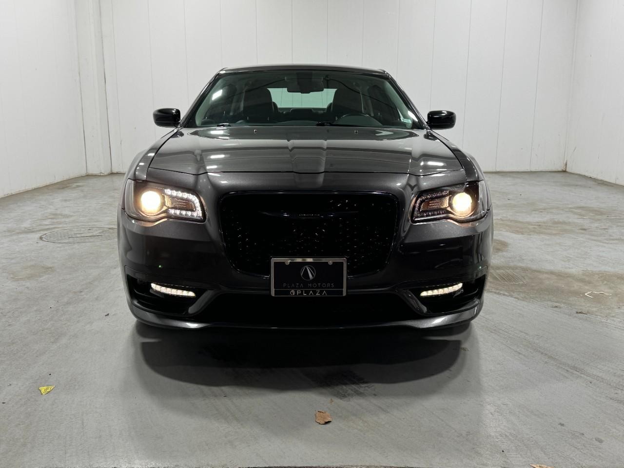 Chrysler 300 Vehicle Full-screen Gallery Image 07