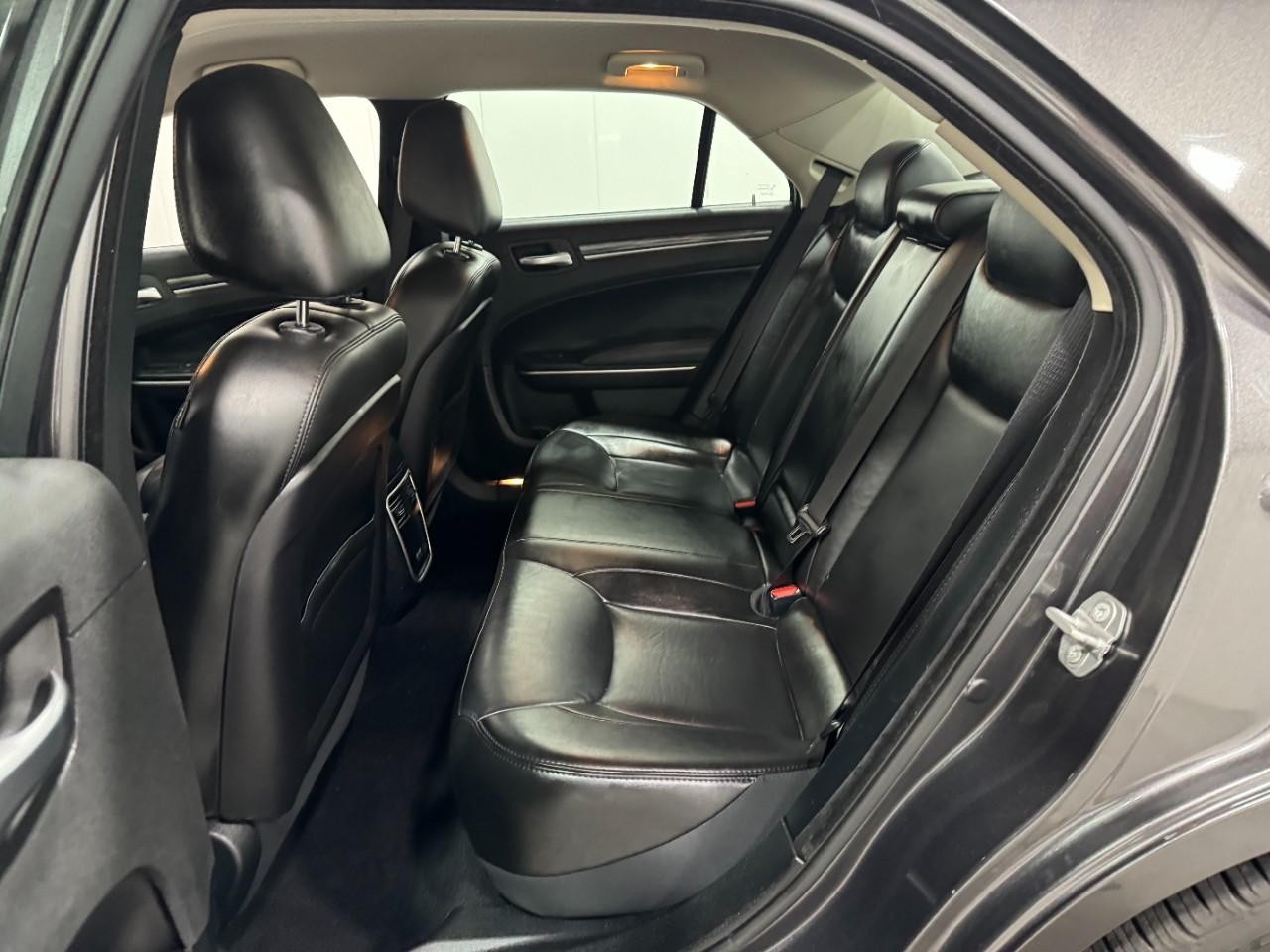 Chrysler 300 Vehicle Full-screen Gallery Image 08