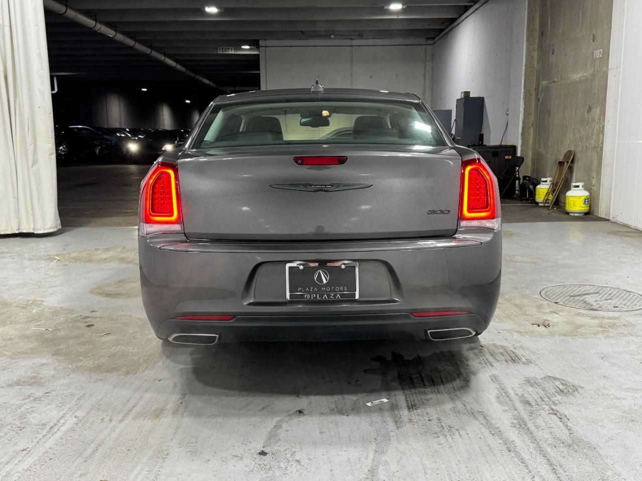 Chrysler 300 Vehicle Full-screen Gallery Image 09