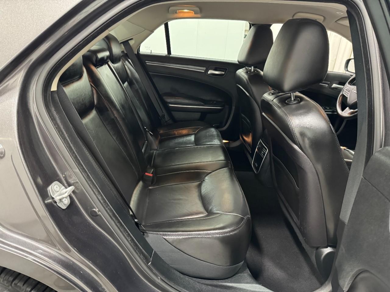 Chrysler 300 Vehicle Full-screen Gallery Image 10