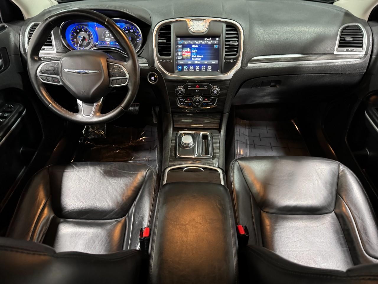 Chrysler 300 Vehicle Full-screen Gallery Image 11