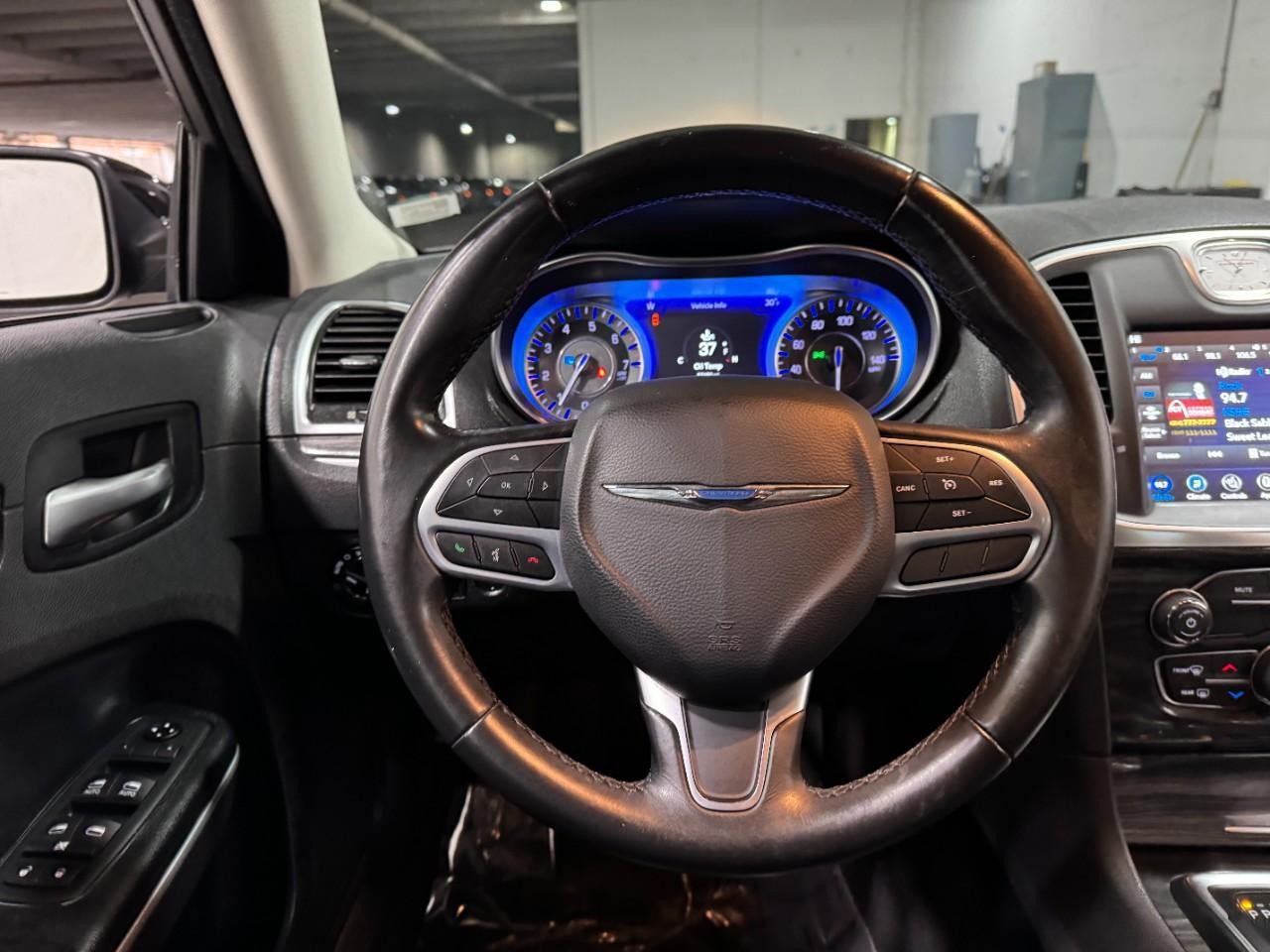 Chrysler 300 Vehicle Full-screen Gallery Image 12