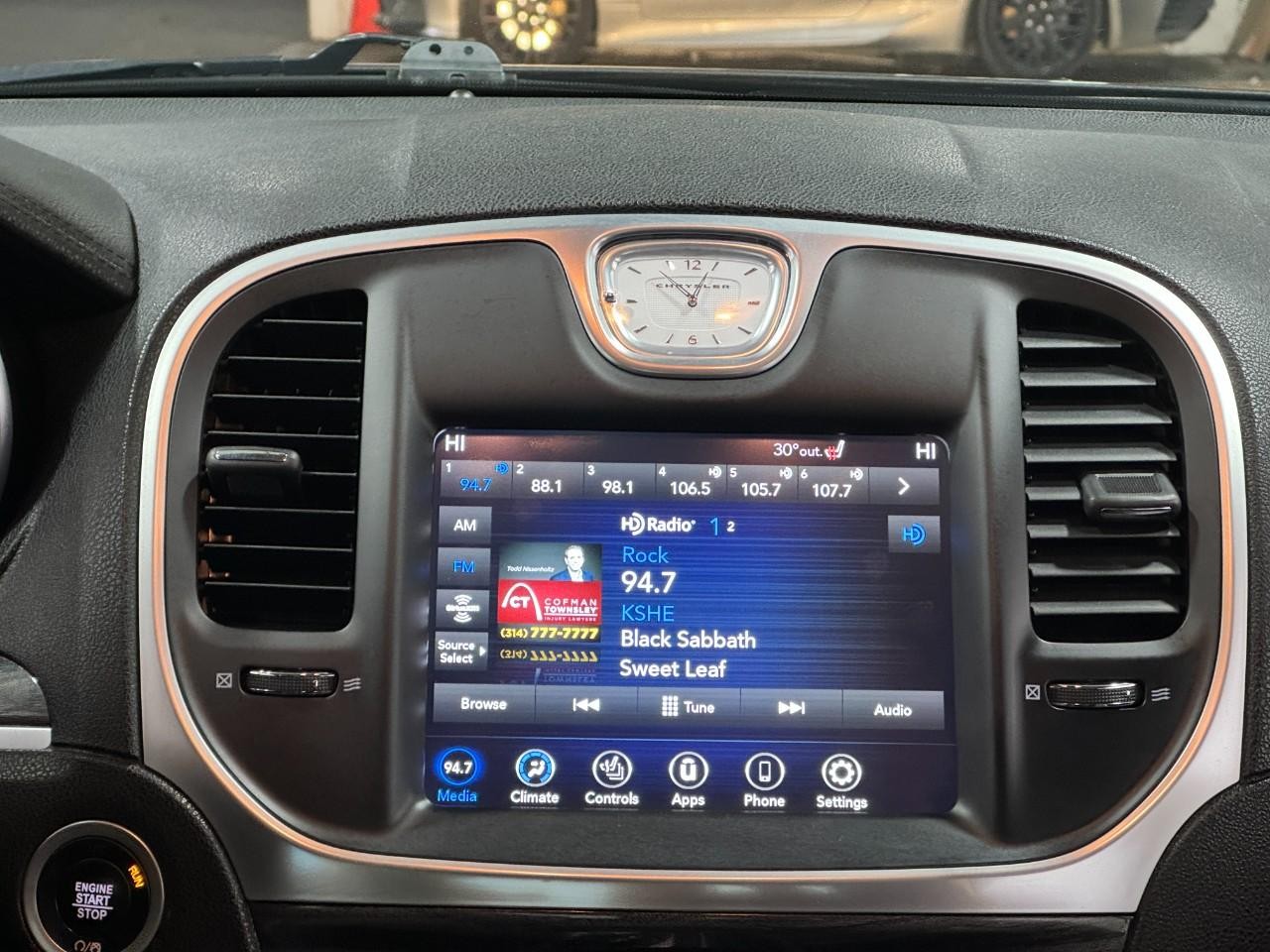 Chrysler 300 Vehicle Full-screen Gallery Image 13