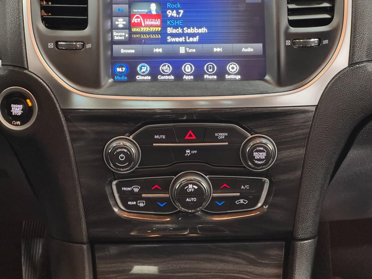 Chrysler 300 Vehicle Full-screen Gallery Image 14