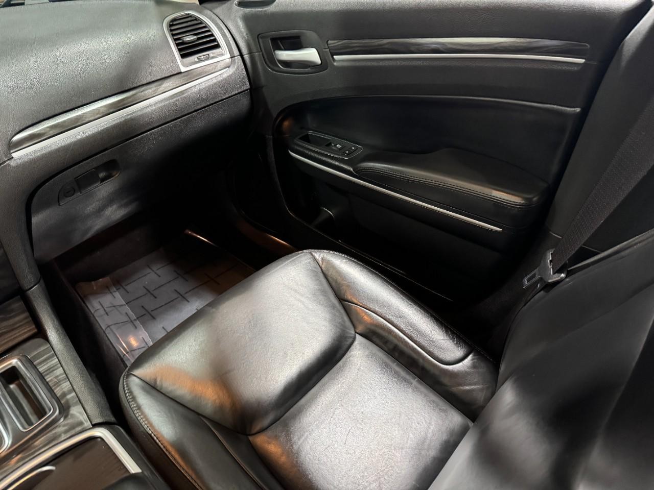 Chrysler 300 Vehicle Full-screen Gallery Image 16