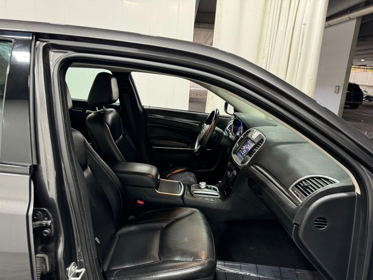 Chrysler 300 Vehicle Full-screen Gallery Image 17