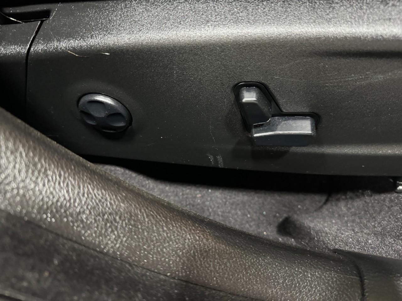 Chrysler 300 Vehicle Full-screen Gallery Image 19