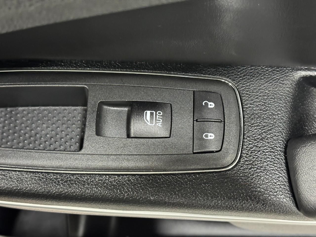 Chrysler 300 Vehicle Full-screen Gallery Image 20