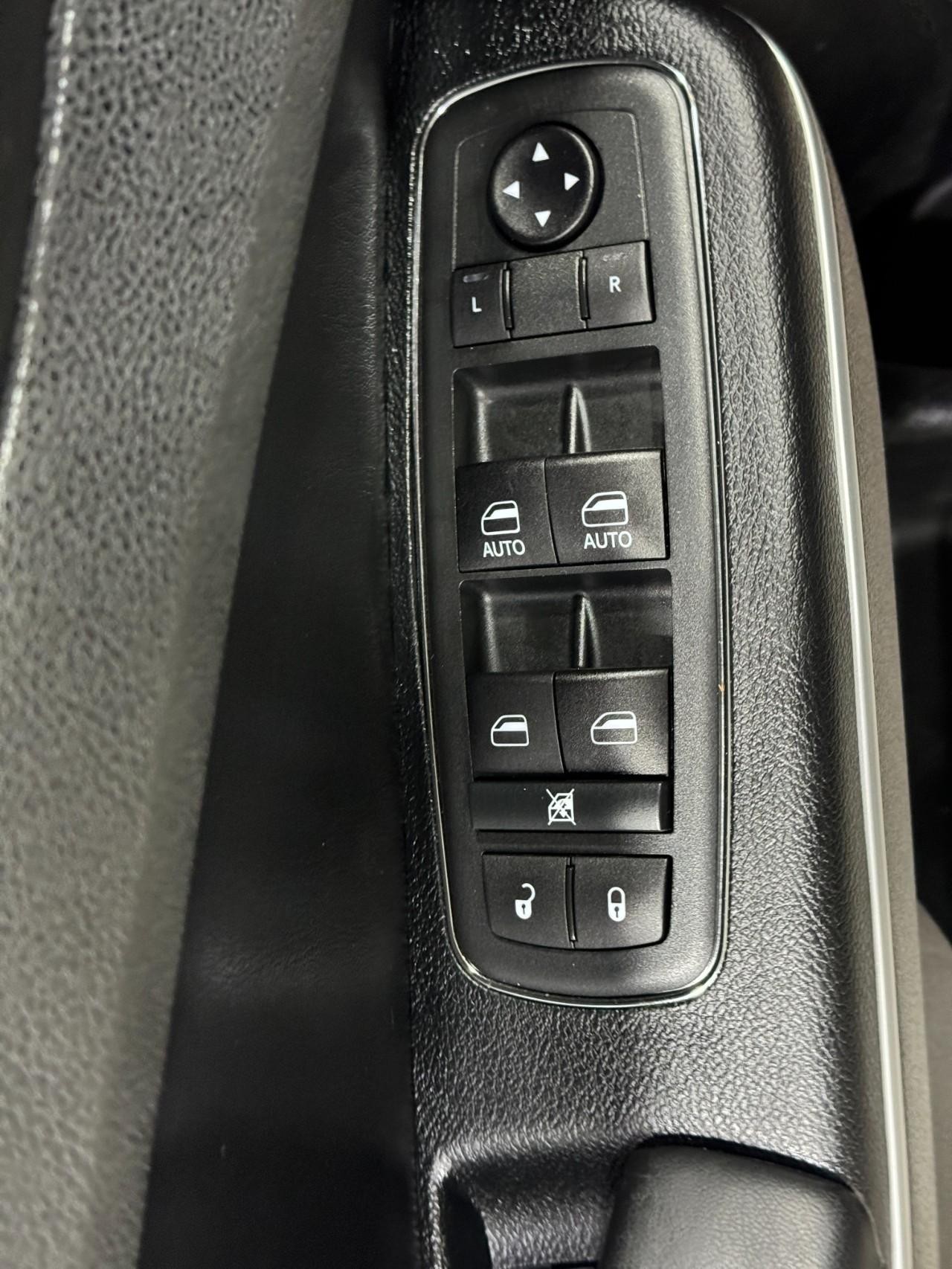 Chrysler 300 Vehicle Full-screen Gallery Image 21