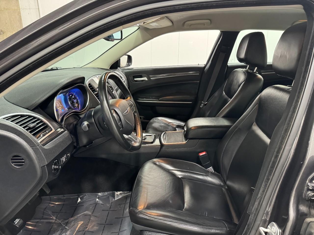 Chrysler 300 Vehicle Full-screen Gallery Image 22