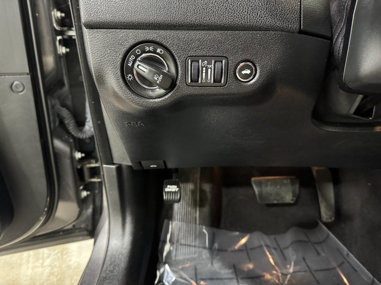 Chrysler 300 Vehicle Full-screen Gallery Image 25