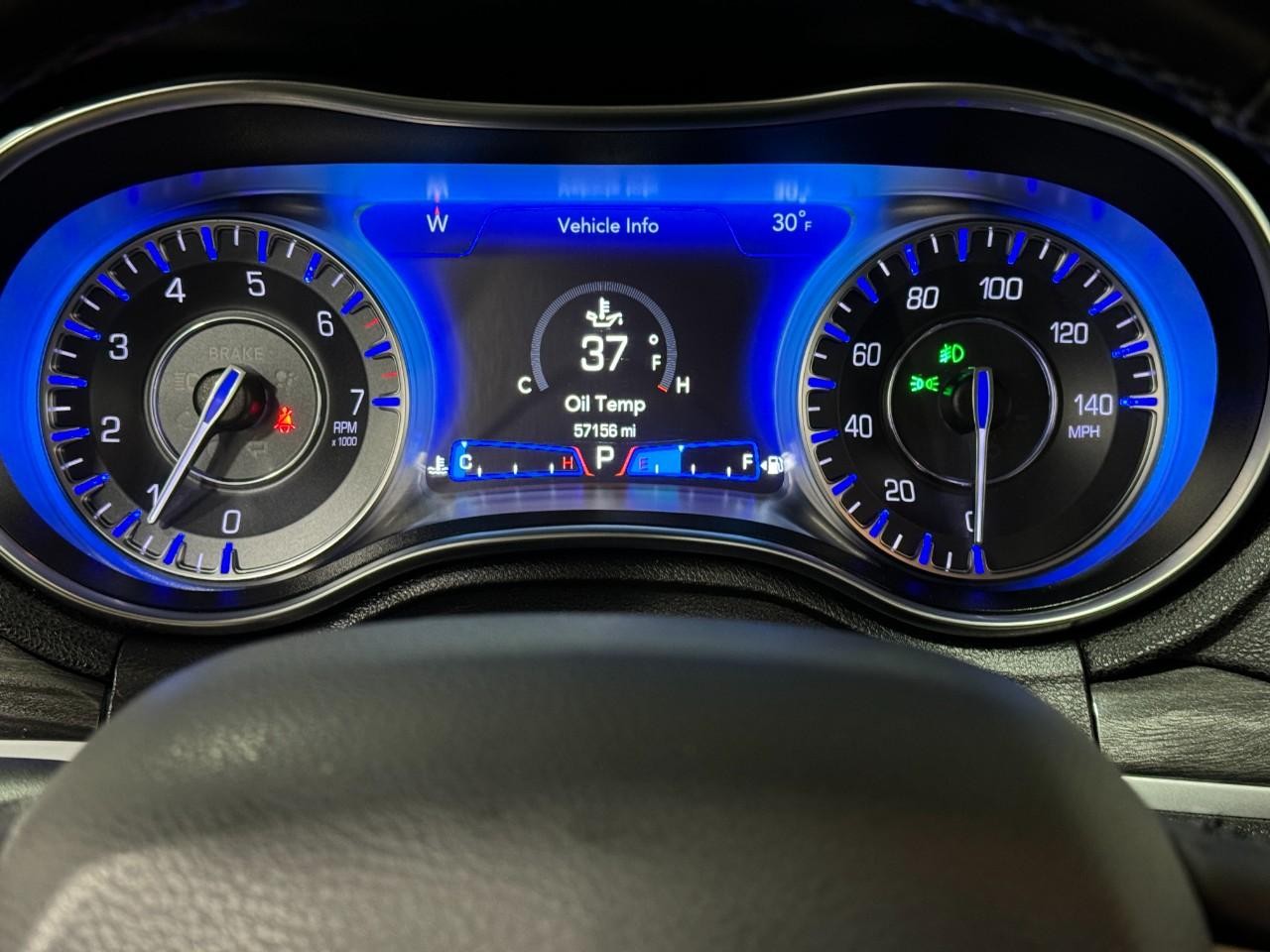 Chrysler 300 Vehicle Full-screen Gallery Image 28