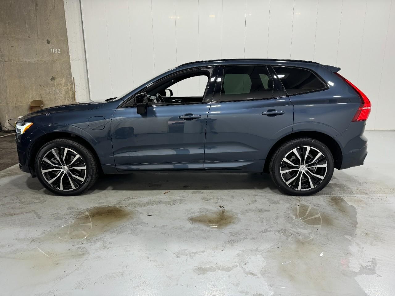 Volvo XC60 Recharge Plug-In Hybrid Vehicle Full-screen Gallery Image 2