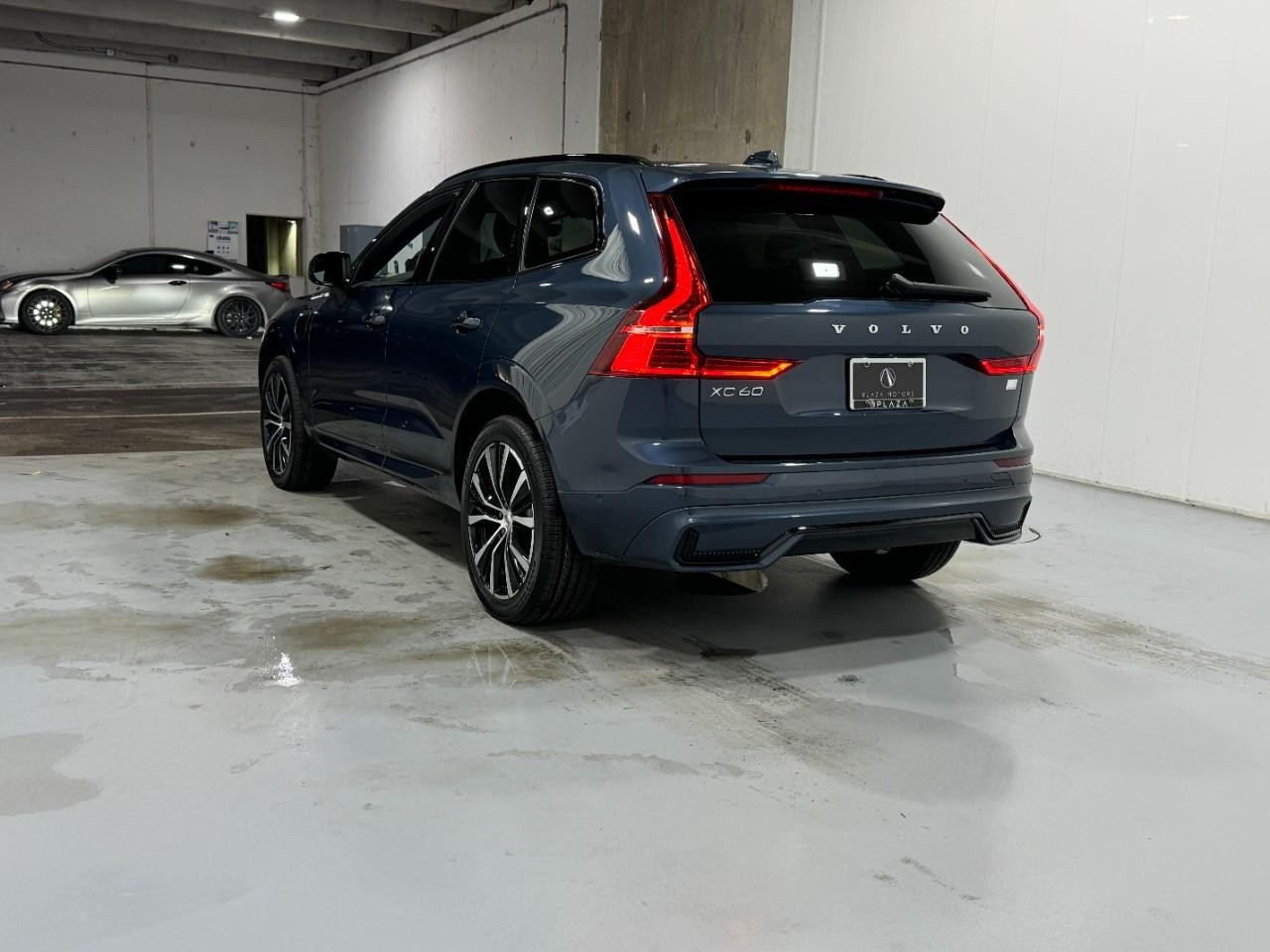 Volvo XC60 Recharge Plug-In Hybrid Vehicle Full-screen Gallery Image 3