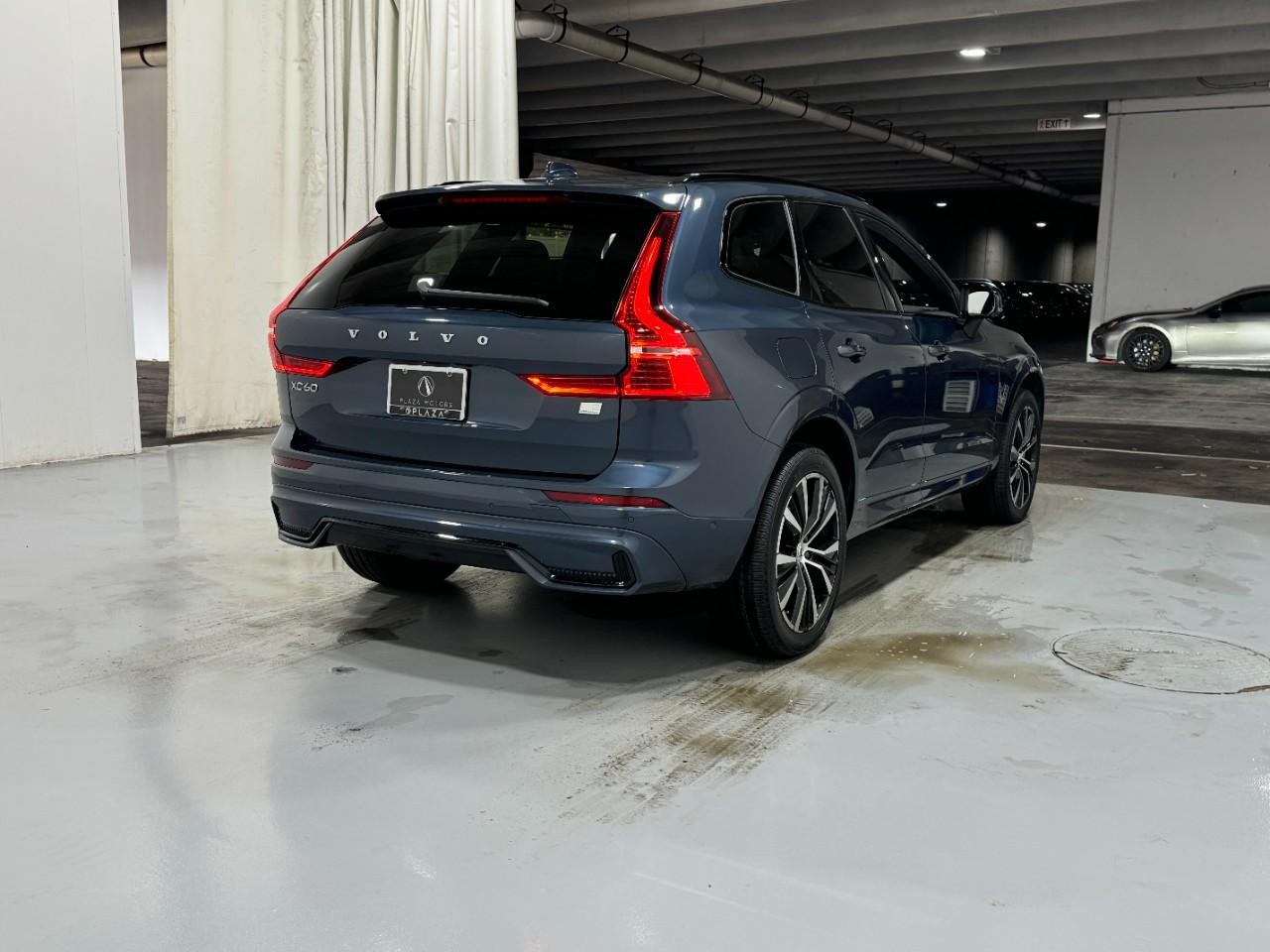 Volvo XC60 Recharge Plug-In Hybrid Vehicle Full-screen Gallery Image 4