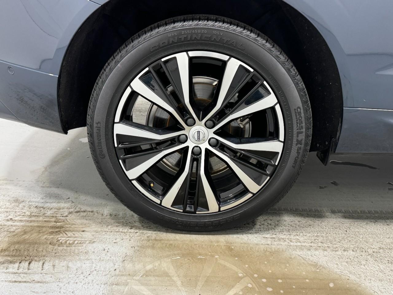 Volvo XC60 Recharge Plug-In Hybrid Vehicle Full-screen Gallery Image 5