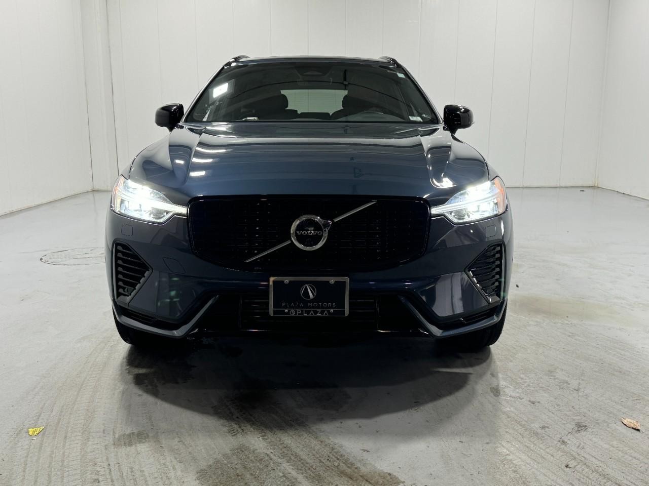 Volvo XC60 Recharge Plug-In Hybrid Vehicle Full-screen Gallery Image 7