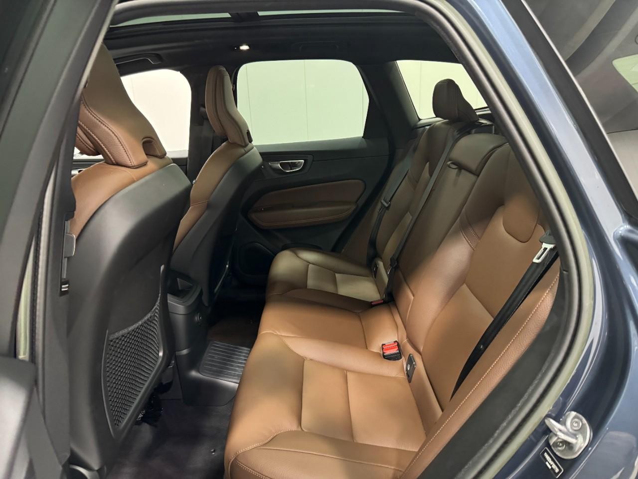 Volvo XC60 Recharge Plug-In Hybrid Vehicle Full-screen Gallery Image 8