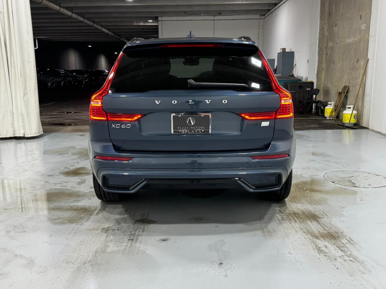 Volvo XC60 Recharge Plug-In Hybrid Vehicle Full-screen Gallery Image 9