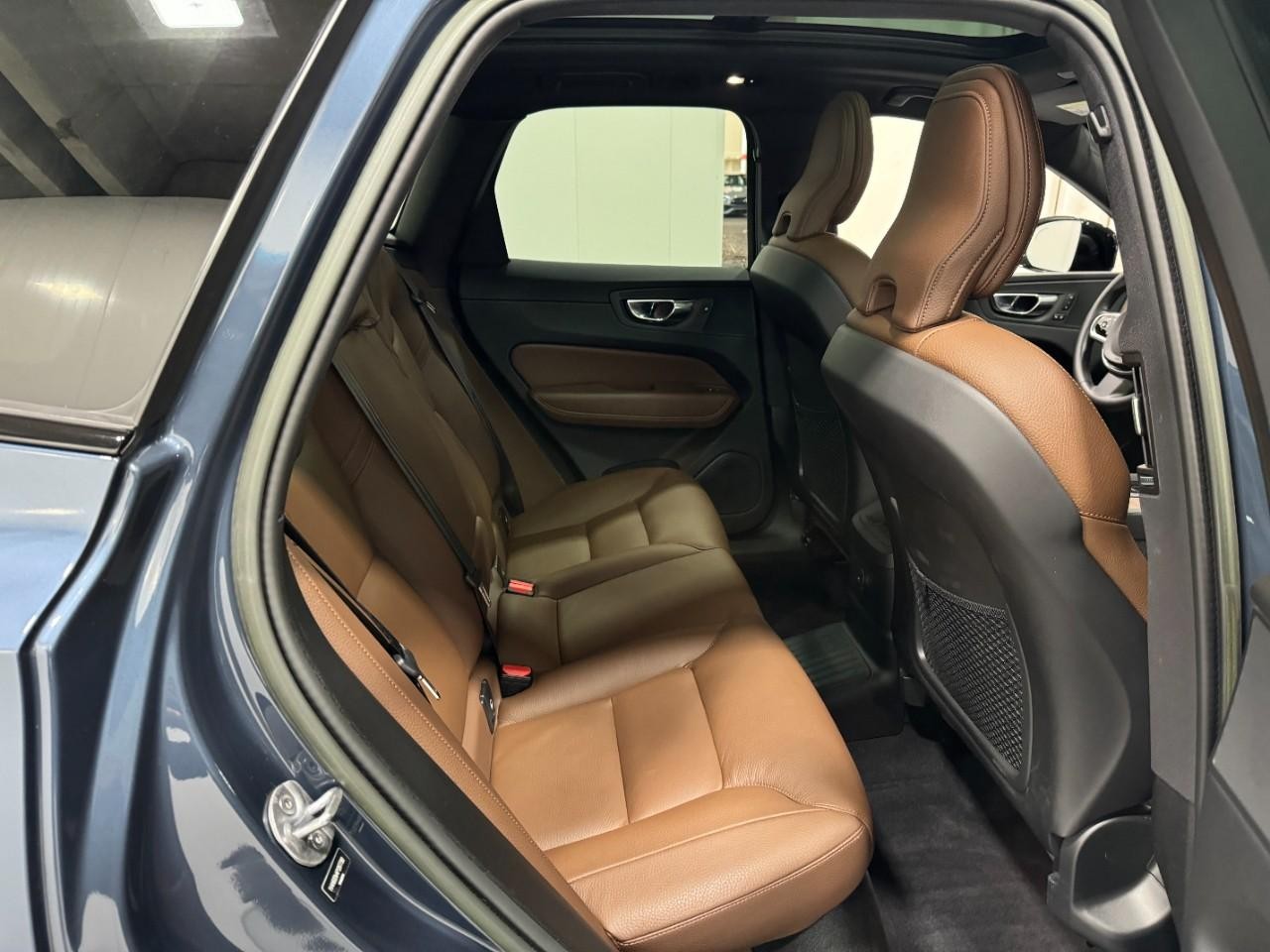 Volvo XC60 Recharge Plug-In Hybrid Vehicle Full-screen Gallery Image 10