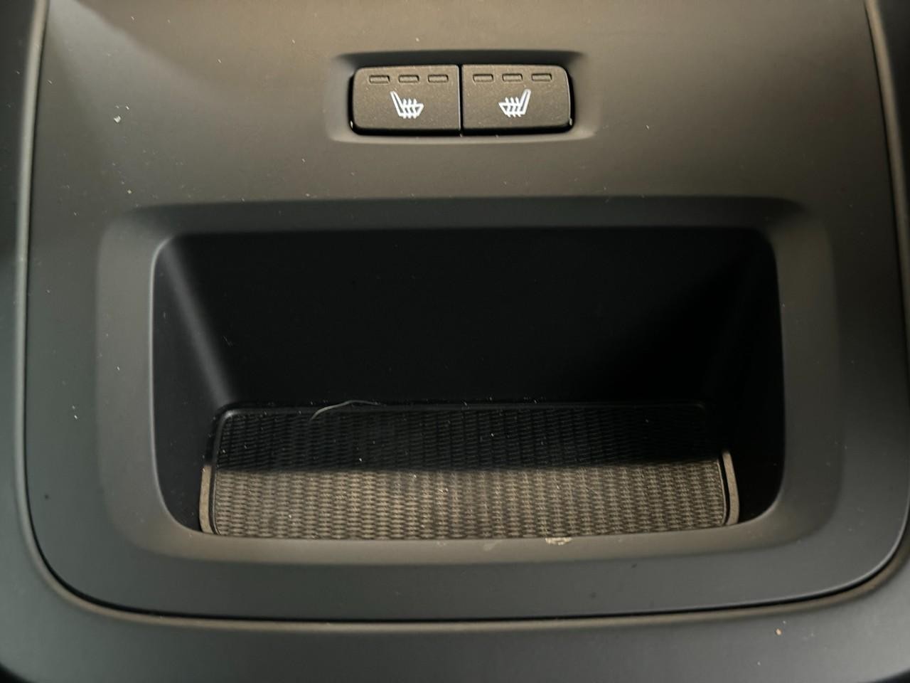 Volvo XC60 Recharge Plug-In Hybrid Vehicle Full-screen Gallery Image 11