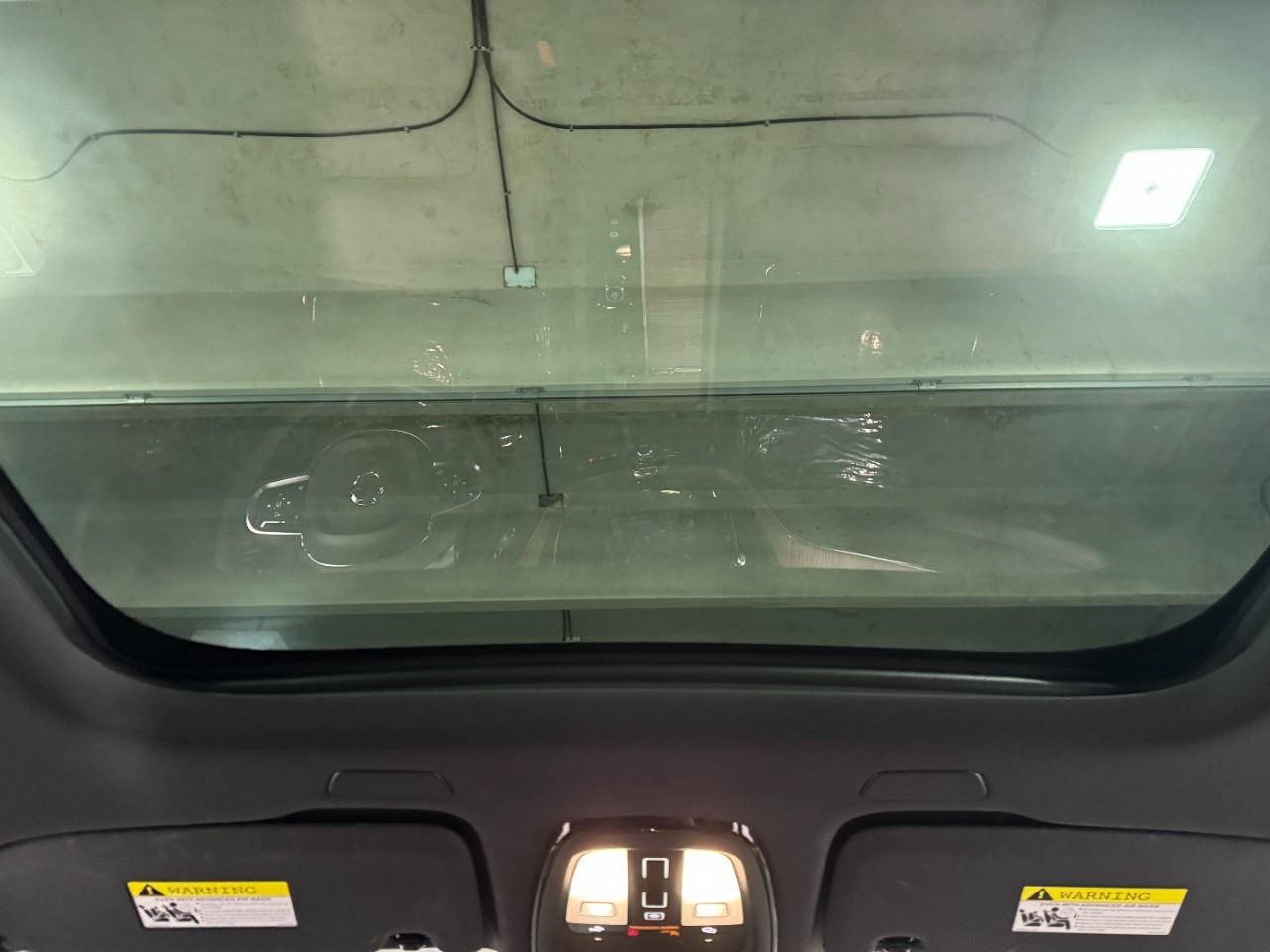 Volvo XC60 Recharge Plug-In Hybrid Vehicle Full-screen Gallery Image 12