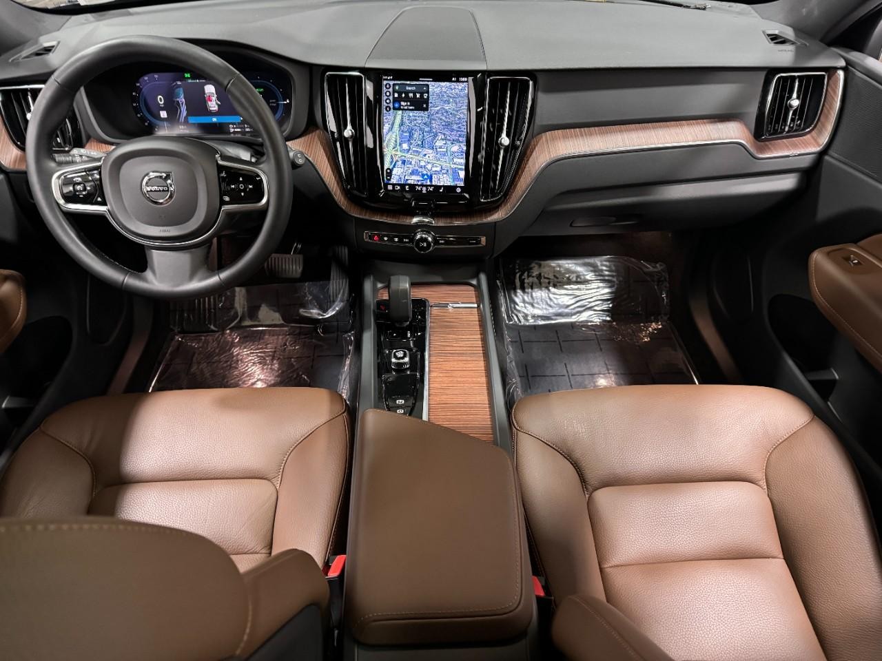 Volvo XC60 Recharge Plug-In Hybrid Vehicle Full-screen Gallery Image 13