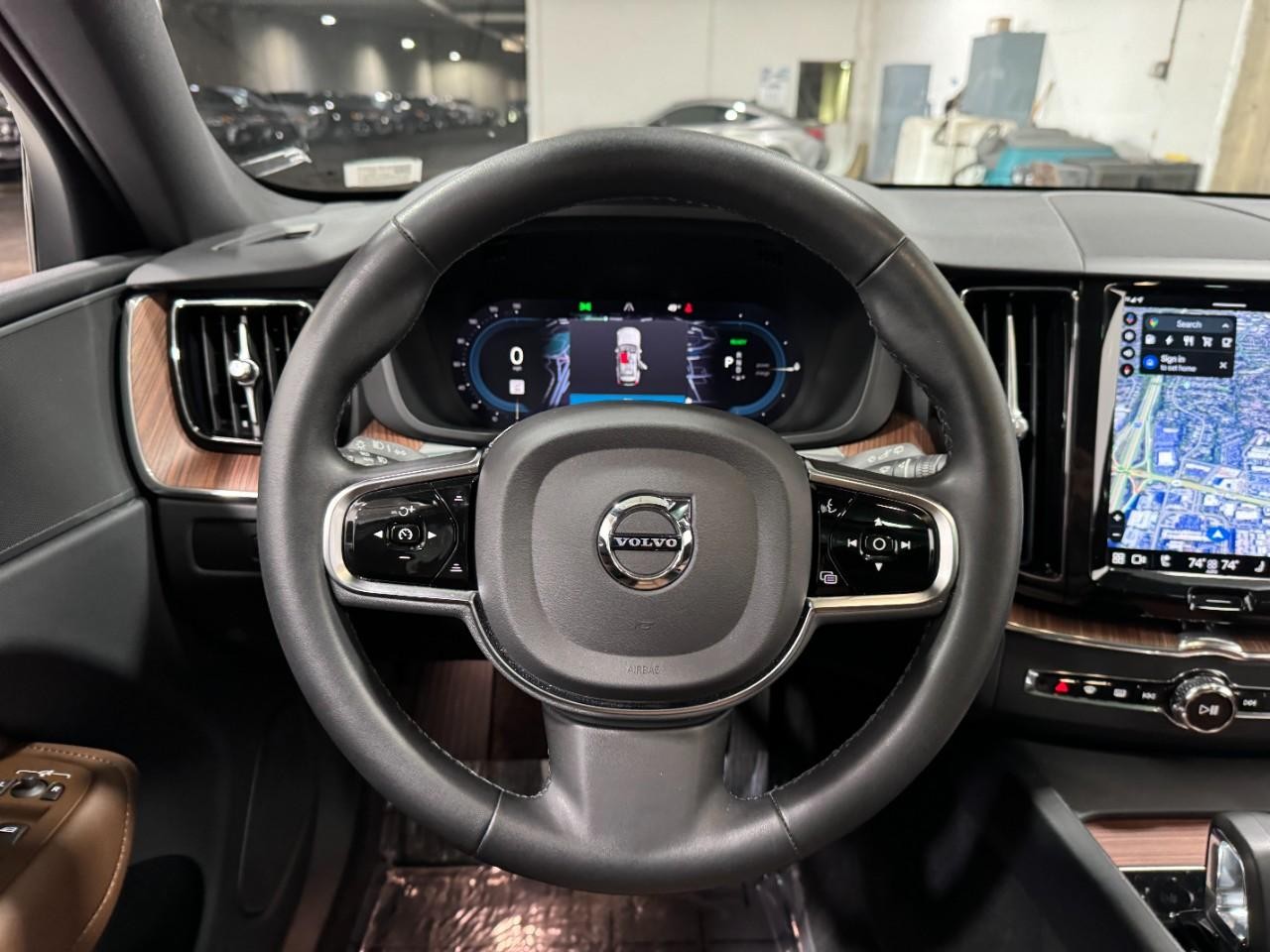 Volvo XC60 Recharge Plug-In Hybrid Vehicle Full-screen Gallery Image 14