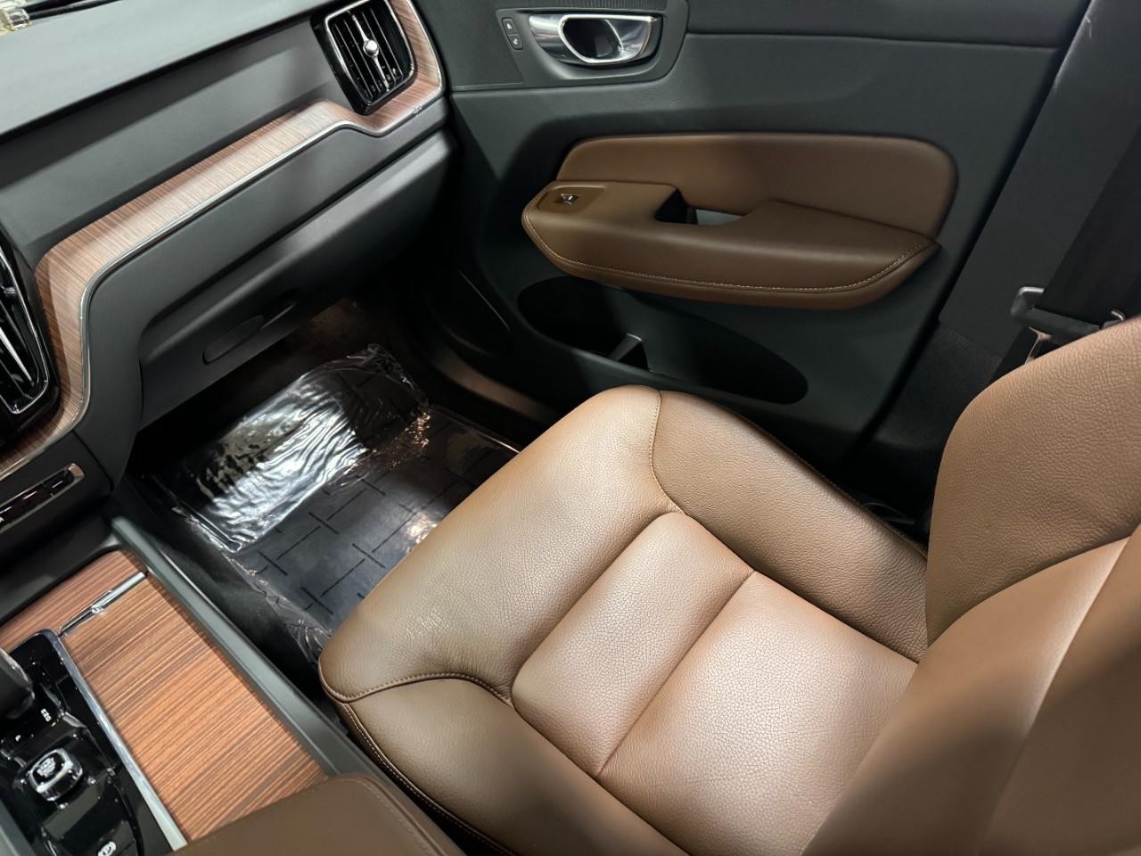 Volvo XC60 Recharge Plug-In Hybrid Vehicle Full-screen Gallery Image 18