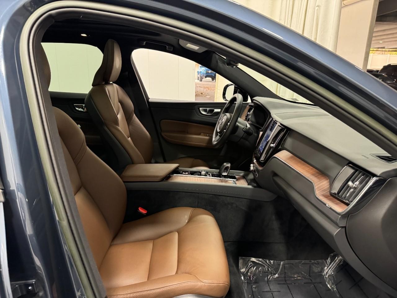 Volvo XC60 Recharge Plug-In Hybrid Vehicle Full-screen Gallery Image 19