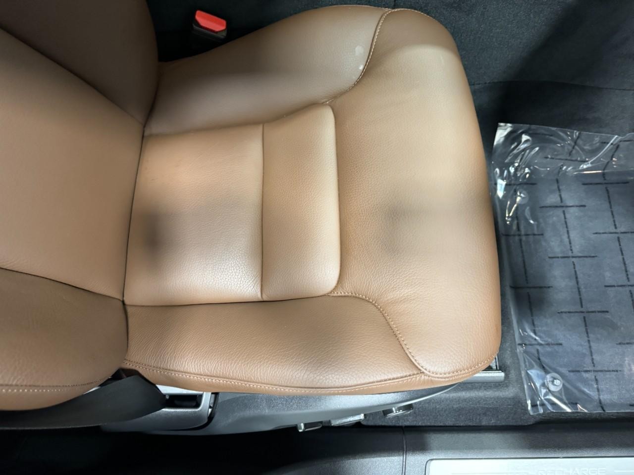 Volvo XC60 Recharge Plug-In Hybrid Vehicle Full-screen Gallery Image 20